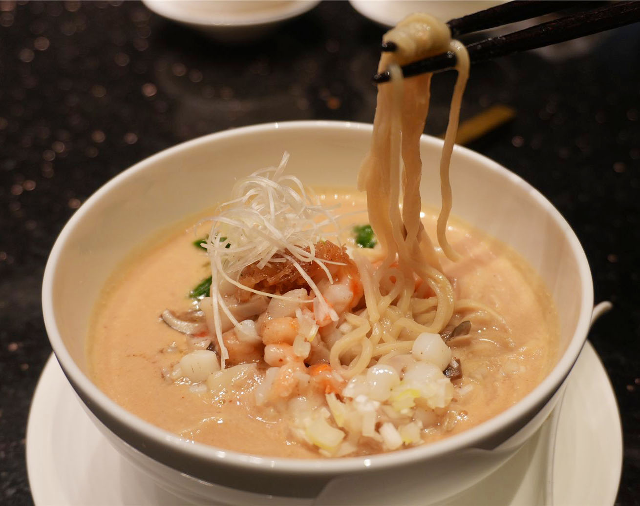 海鮮の旨味が広がる麺料理