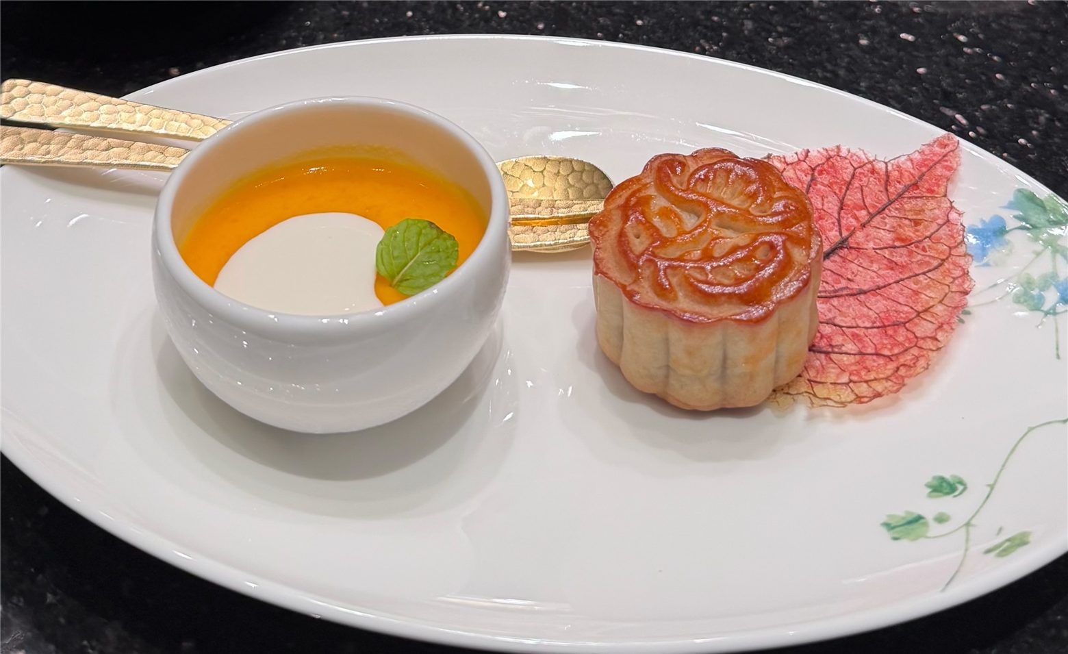 伝統菓子・月餅とデザートが並ぶ一皿